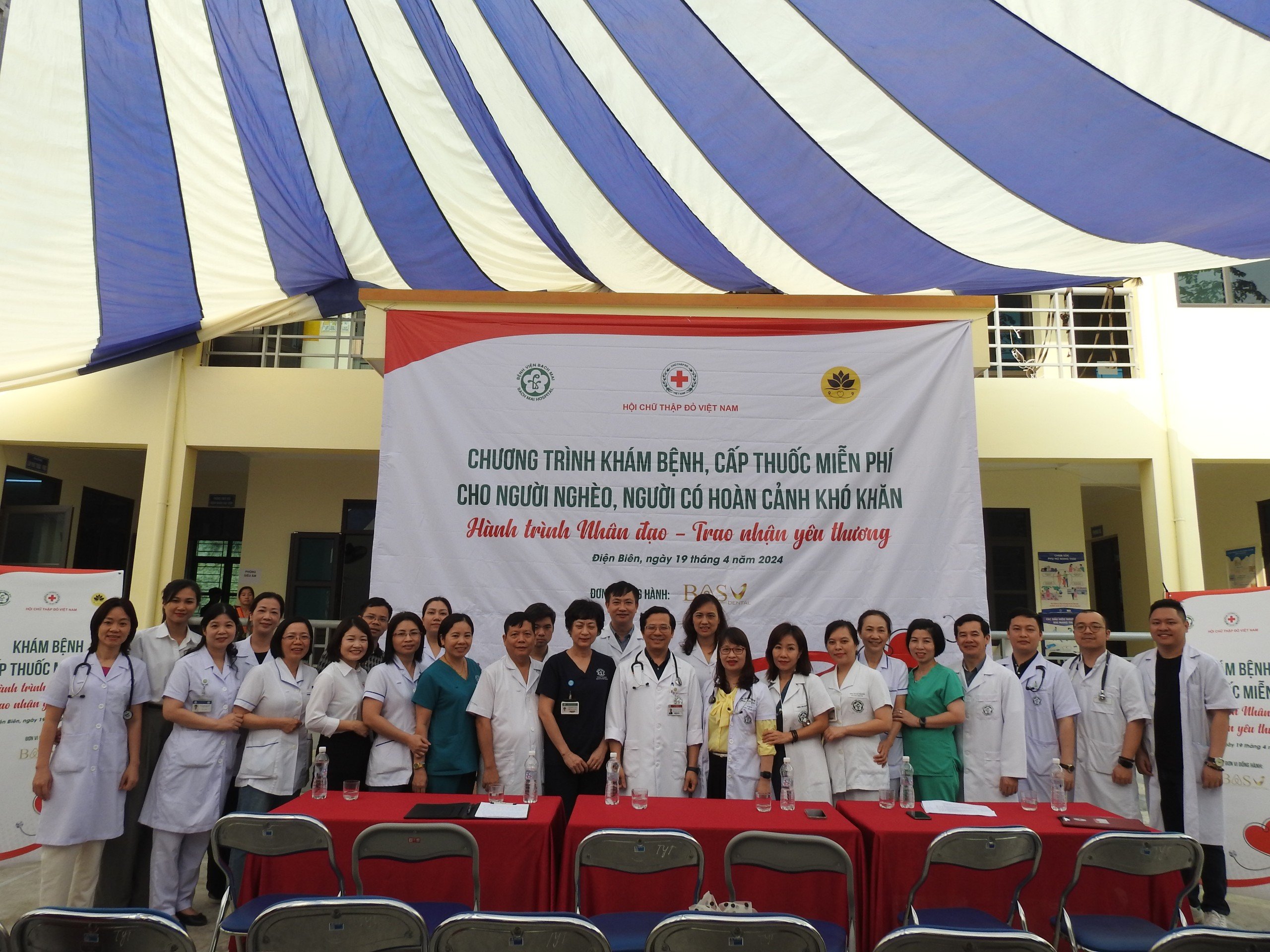 Các thầy thuốc Bệnh viện Bạch Mai khám bệnh, phát thuốc, tặng quà cho người dân xã Sa Lông, huyện Mường Chà, tỉnh Điện Biên