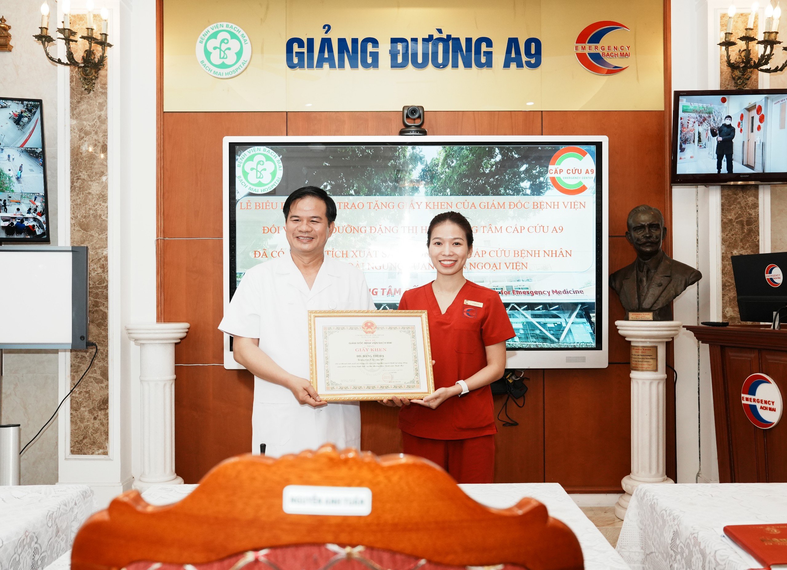 Giám đốc Bệnh viện trao tặng giấy khen cho điều dưỡng ép tim cứu sống du khách tại Đà Nẵng 